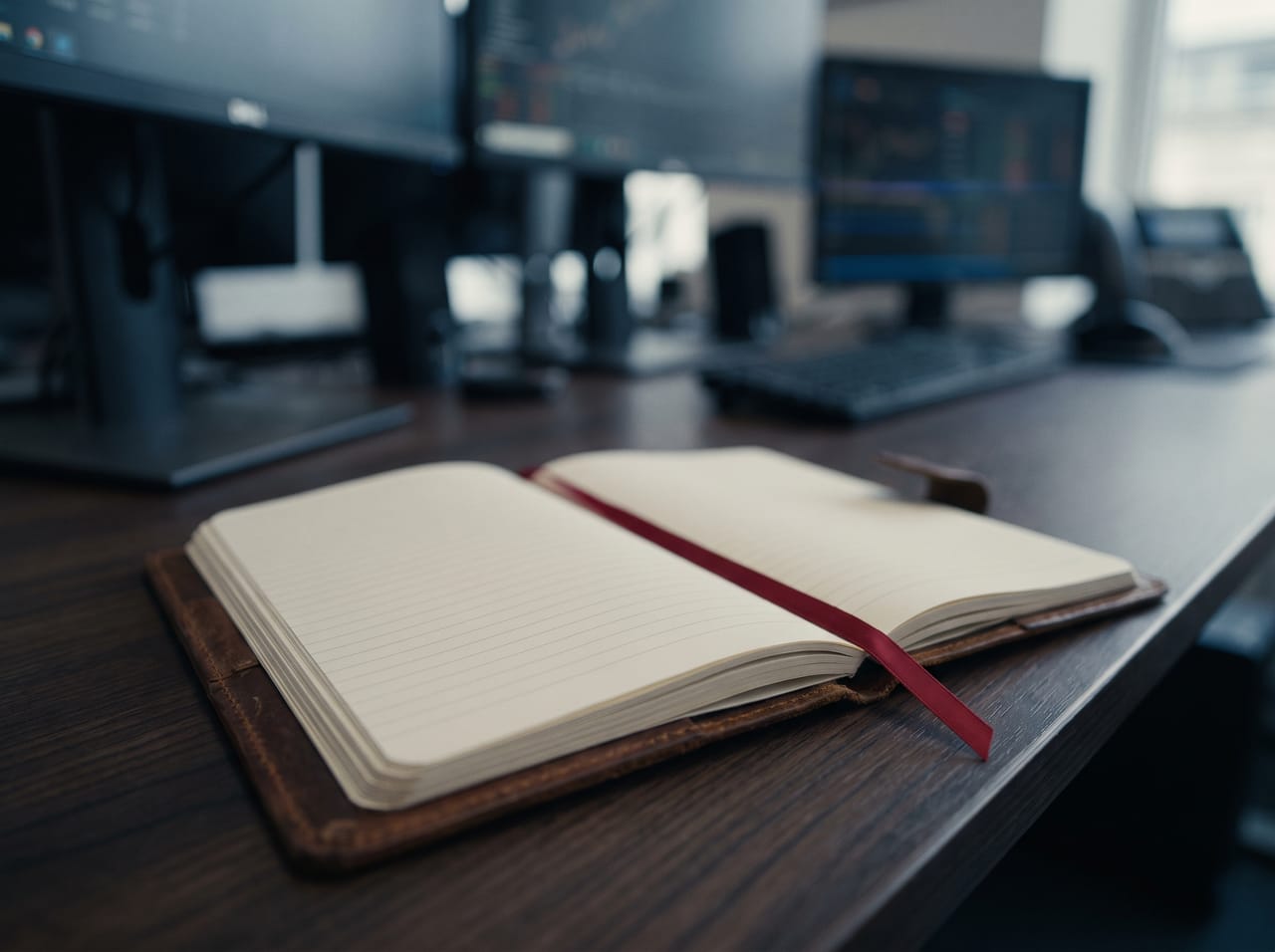 Libreta de piel abierta con separador rojo, luz de amanecer